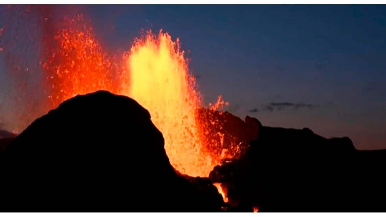 Islanda, l'eruzione del vulcano sembra quella di un geyser