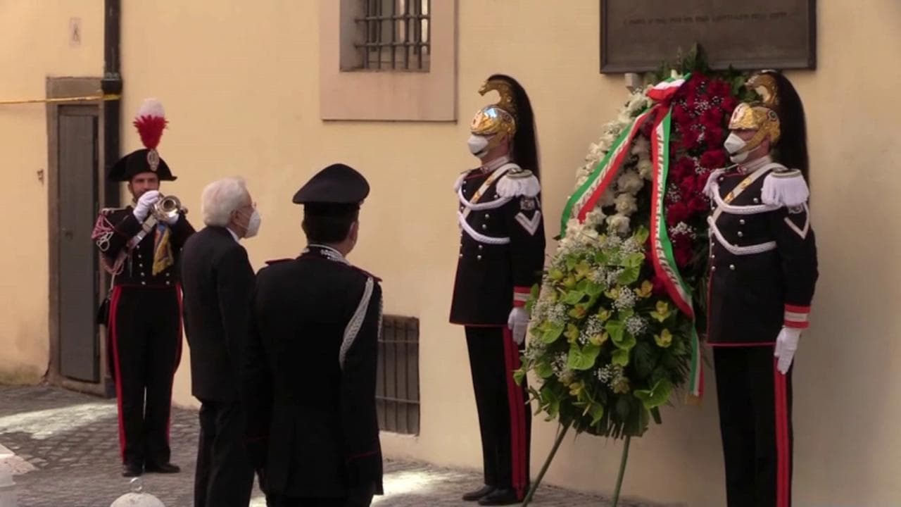 Anniversario Moro, Mattarella depone una corona di fiori in via Caetani
