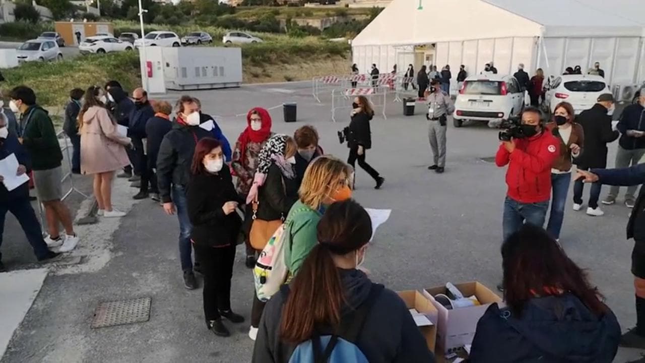 AstraNight, la notte bianca dei vaccini a Matera interrotta per l'allarme razzo cinese