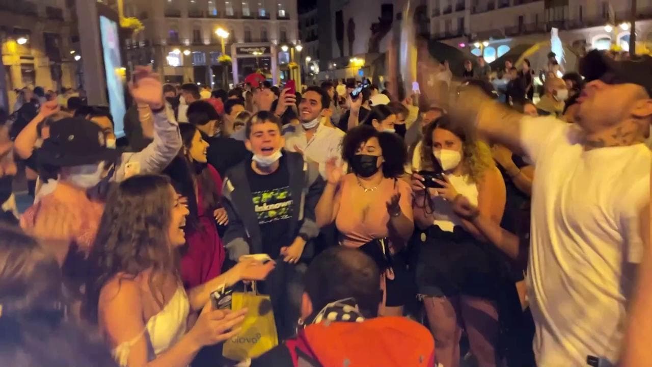 La Spagna festeggia la fine del coprifuoco dopo sette mesi