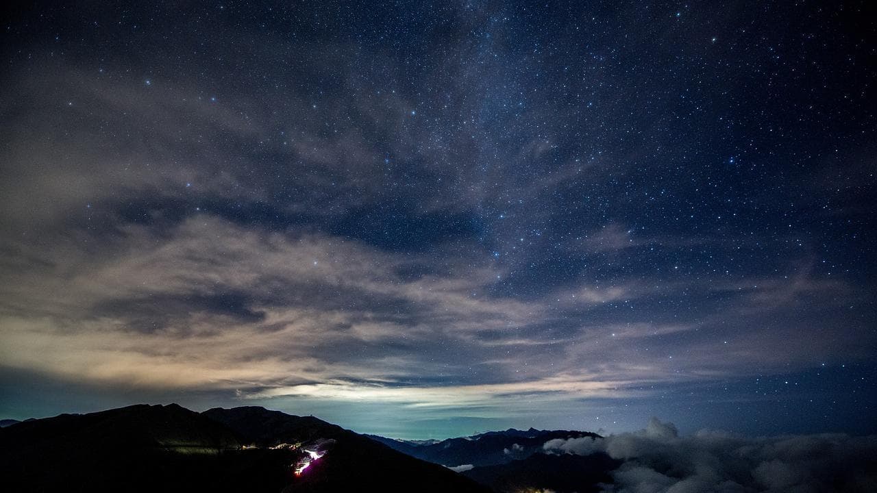 Dallo spazio profondo arriva la cometa Nishimura, ecco come osservarla prima che torni tra 437 anni