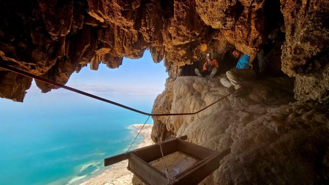 Mar Morto, tra le crepe di una grotta trovate delle spade romane nascoste 1900 anni fa: svelano la storia d'Israele