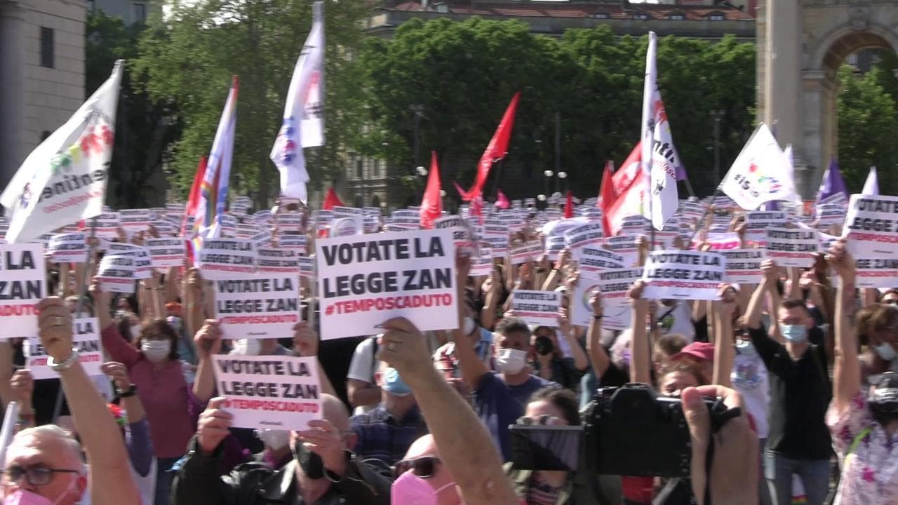 Migliaia in piazza a Milano contro l'omotransfobia, Zan: "Vittoria della democrazia"