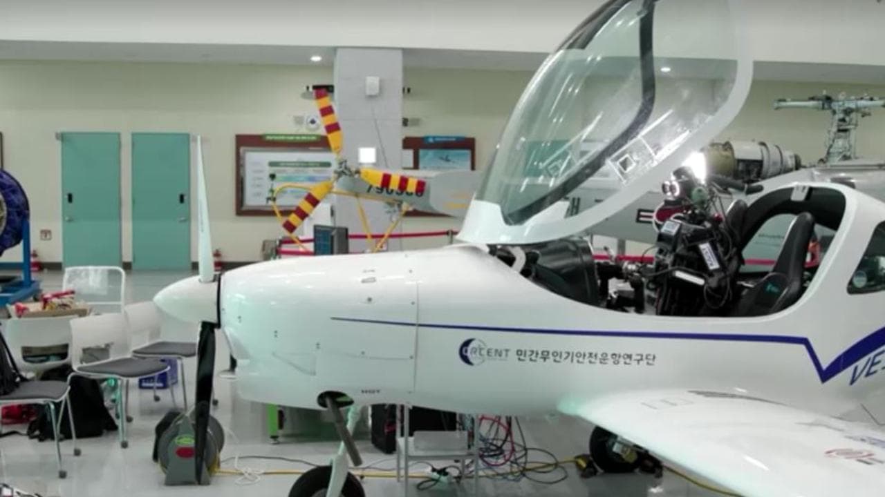 Volare su un aereo guidato da un pilota robot dotato di intelligenza artificiale? In Corea nasce Pibot