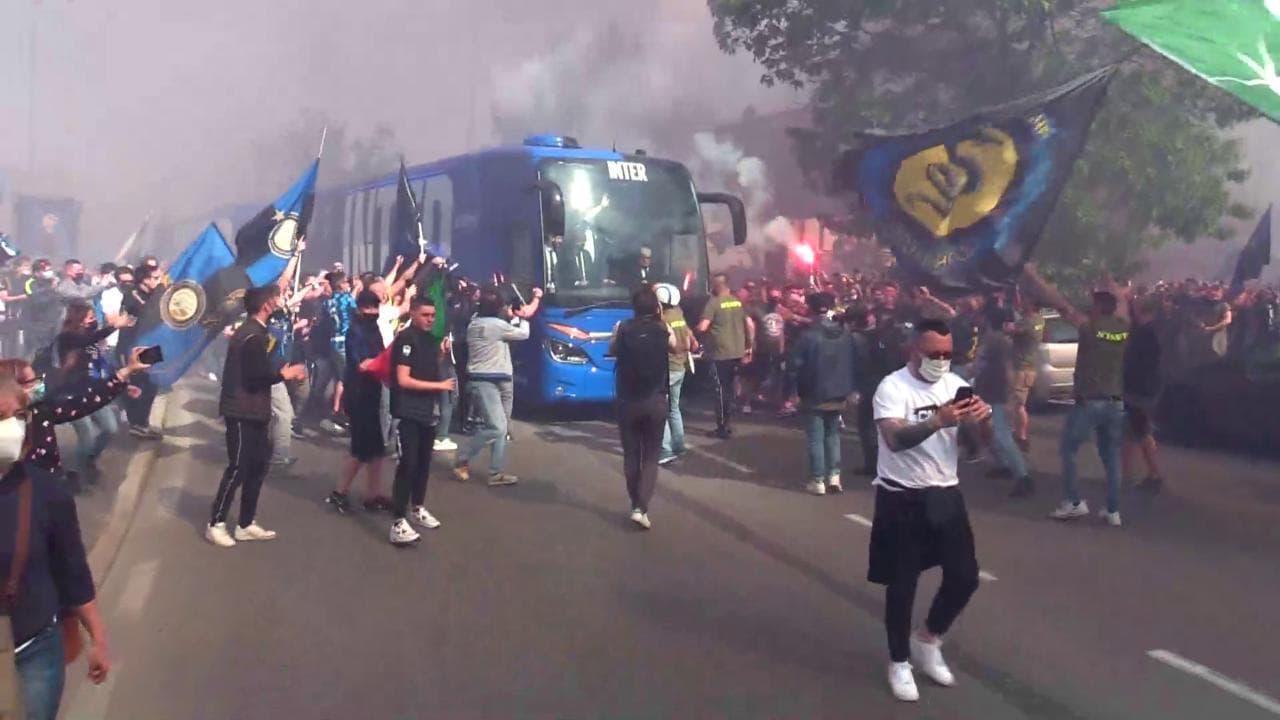 Festa scudetto Inter, l'arrivo del pullman della squadra a San Siro: l'accoglienza dei tifosi