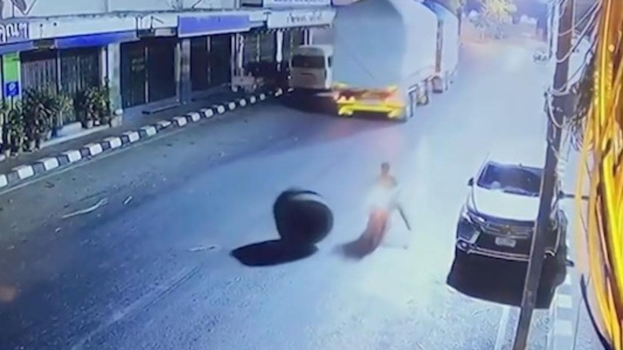 Thailandia, tir perde una gomma e sfiora il motociclista: illeso