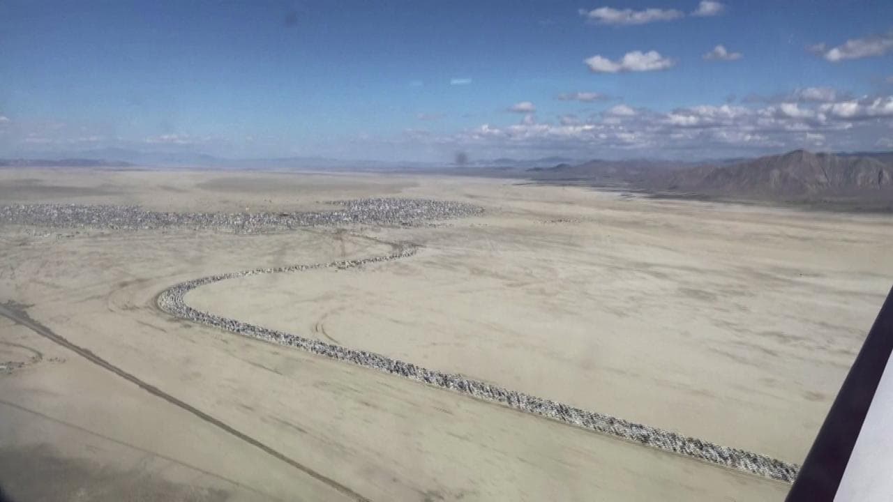 Fuga dal Burning Man: l'esodo dei 70.000 partecipanti dal deserto del Nevada dopo il maltempo