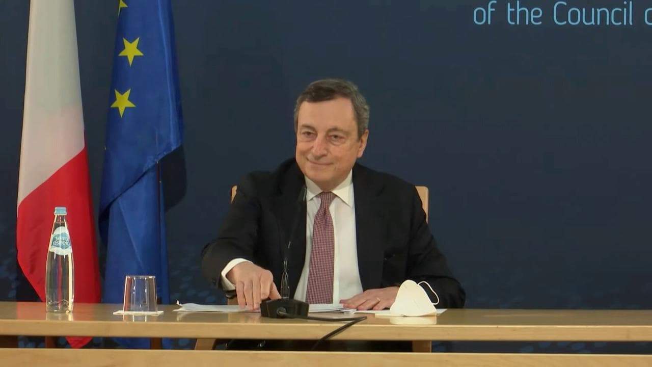 Vertice europeo, il premier Draghi interrotto dal canto dei pavoni