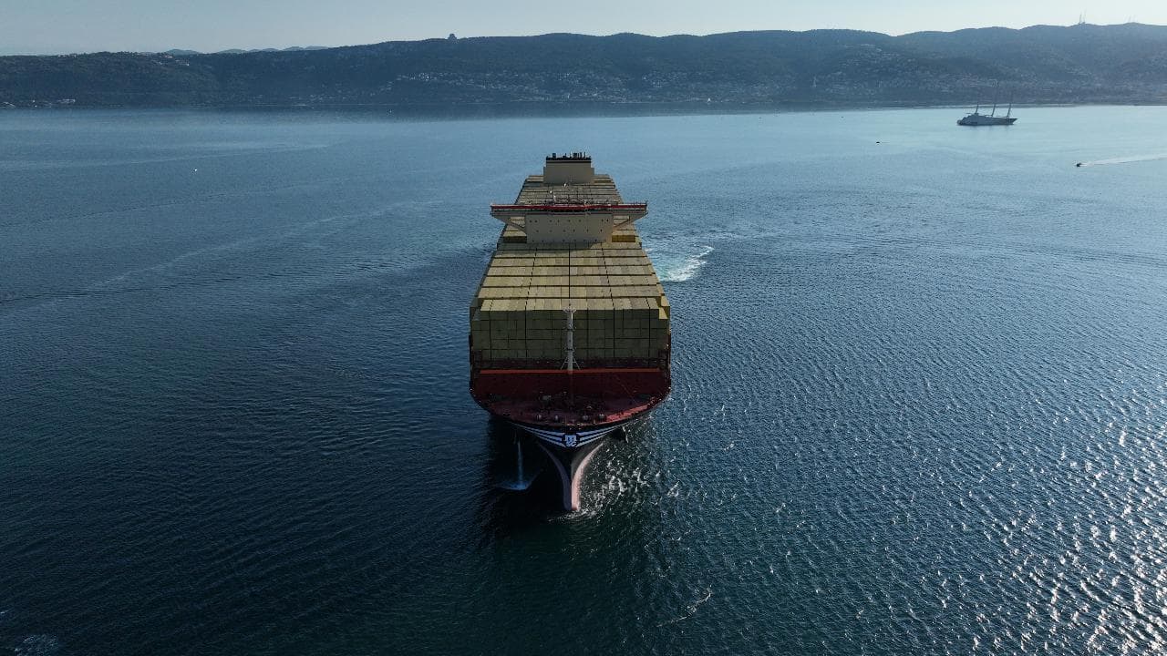 Trieste, ecco la nave più grande mai attraccata in Italia: è lunga quanto quattro campi di calcio