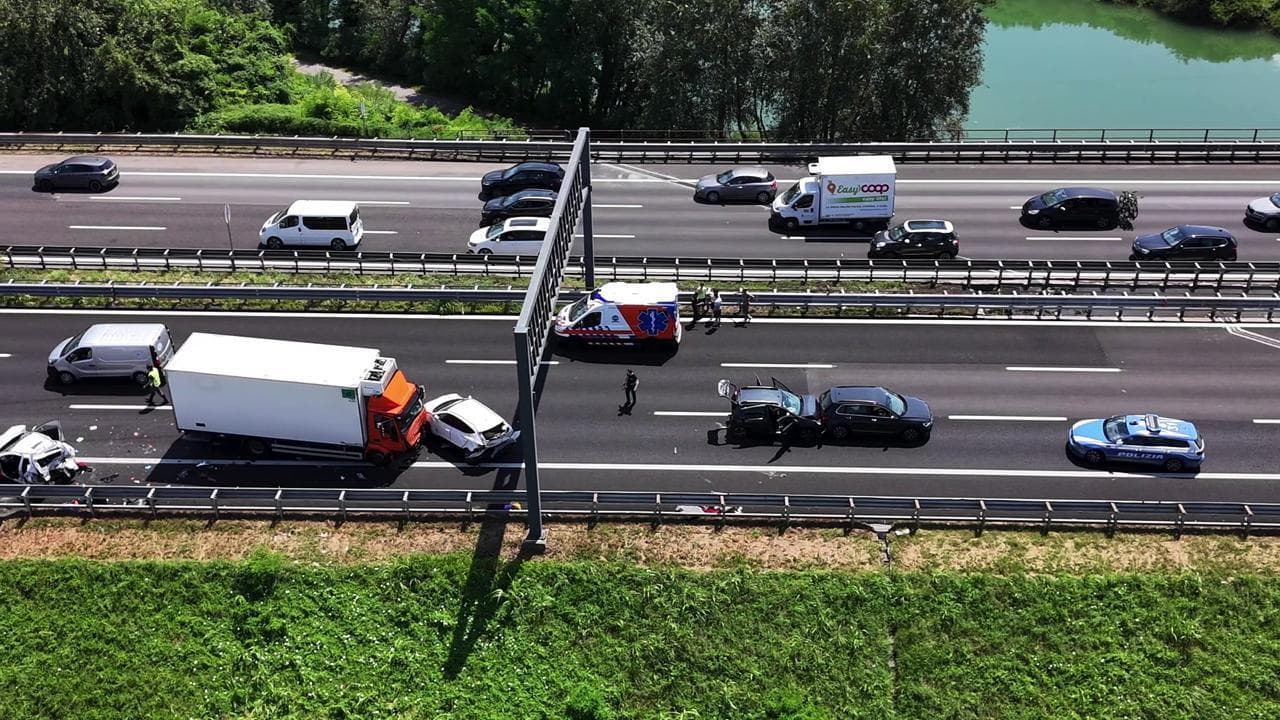 Maxi-tamponamento in A4 a Padova, un morto e diversi feriti: le immagini dal drone