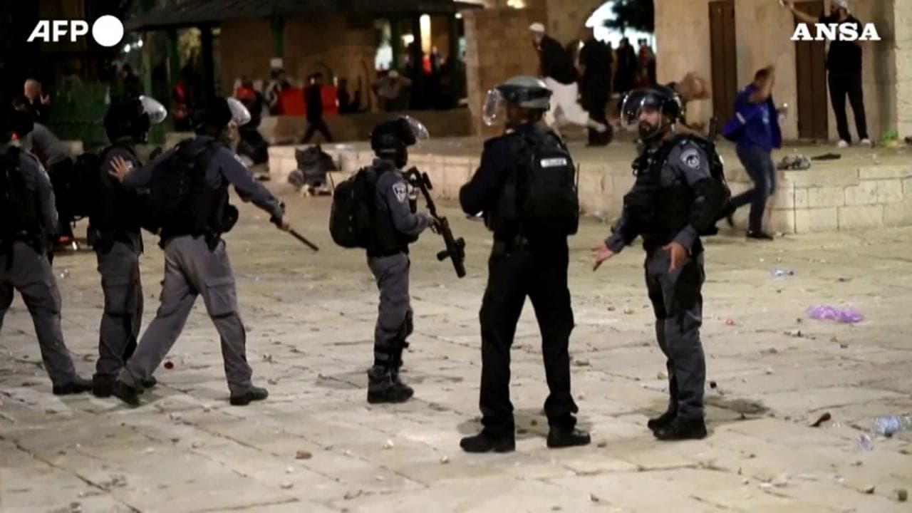 Israele, guerriglia urbana a Gerusalemme: oltre 220 feriti