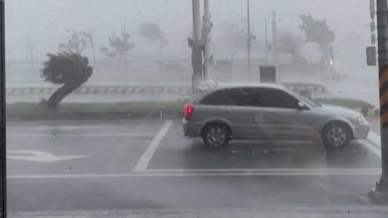 Taiwan: il tifone ha una potenza incontenibile, i venti a 191 km/h fanno viaggiare l'auto all'indietro