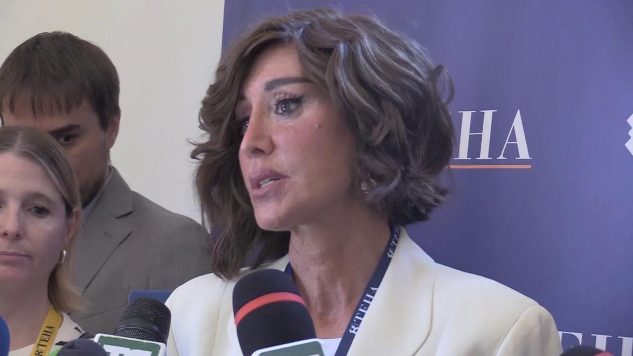 Stop siti porno, dagli accessi via password all'educazione nelle scuole: le proposte della politica per la stretta sui minori