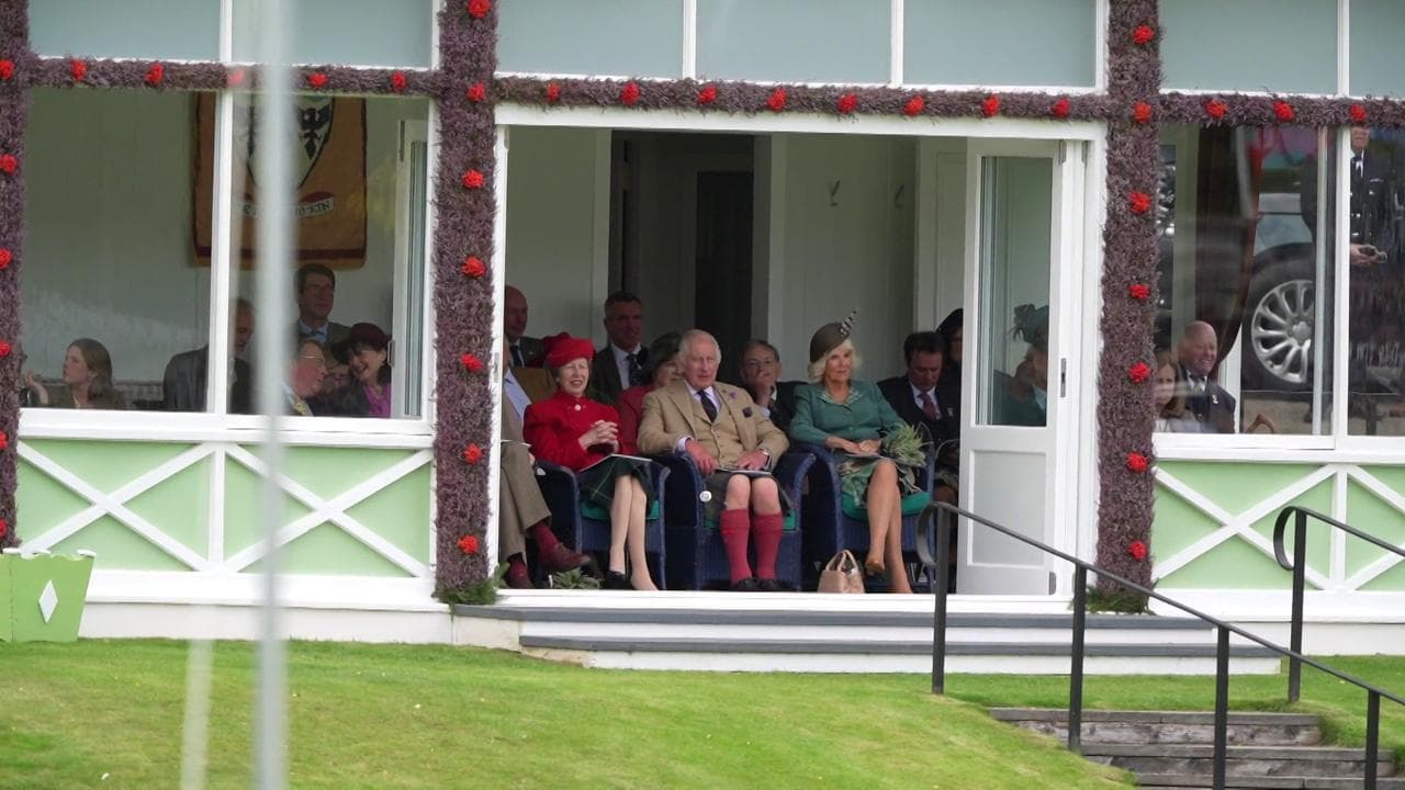 Re Carlo alle 'olimpiadi' scozzesi: in prima fila per i Braemar Gathering amati dalla regina Elisabetta