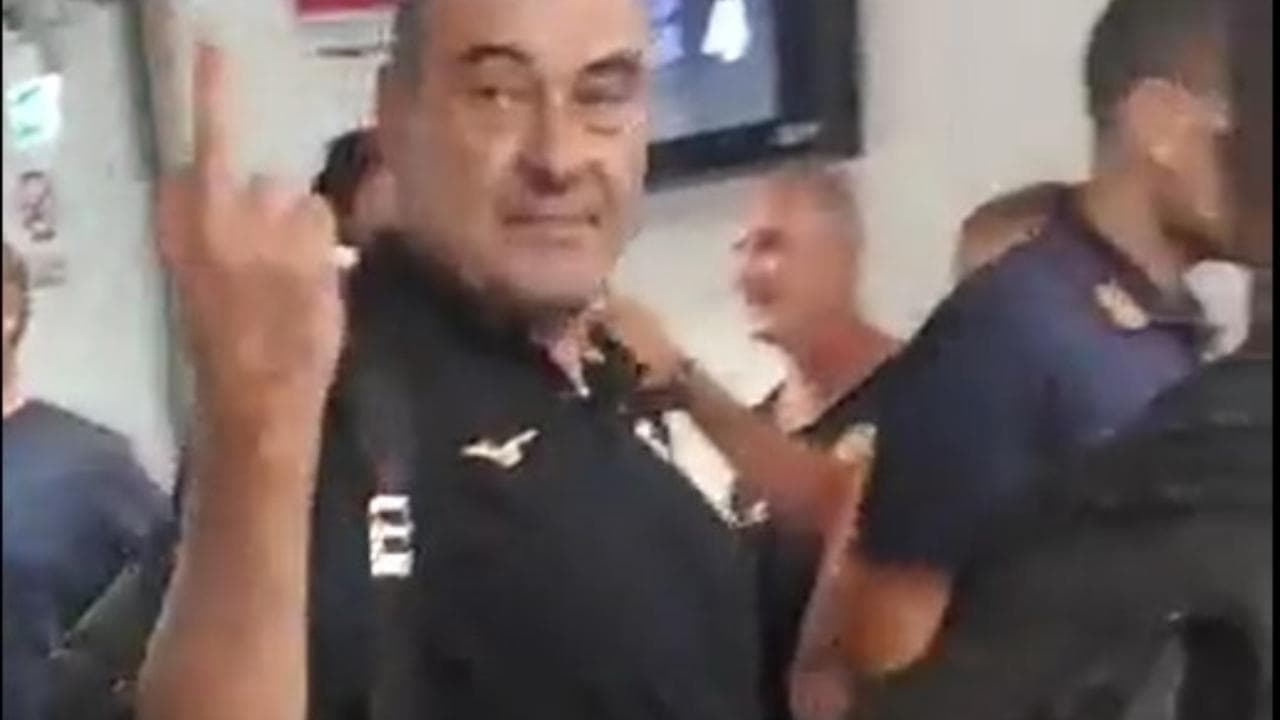 Il tecnico della Lazio Maurizio Sarri mostra il dito medio ai tifosi del Napoli