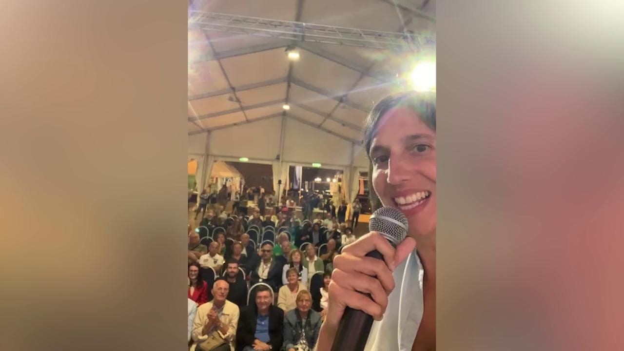 Si sposano alla festa dell'Unità. E Schlein dal palco fa gli auguri