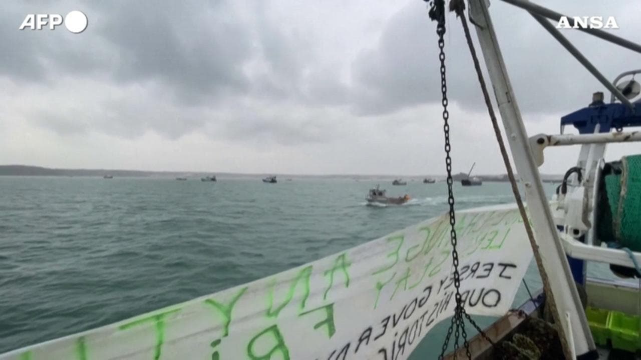 Gb, i pescherecci francesi protestano al largo della costa del Jersey