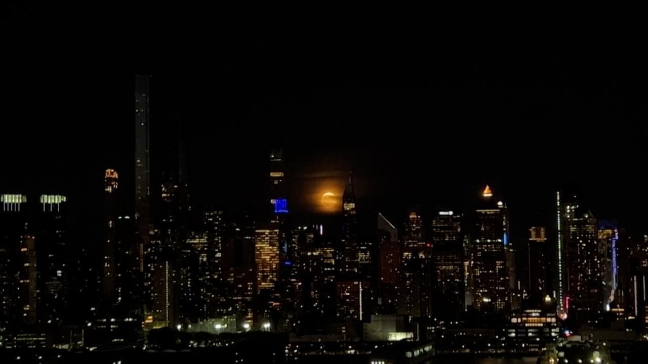 Lo spettacolo della Super luna blu incastonata nello skyline di New York