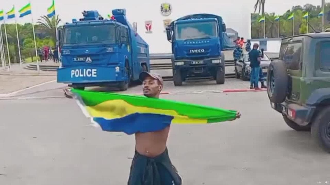In Gabon persone in piazza a favore del colpo di Stato, ma i militari: "C'è il coprifuoco, festeggiate a casa"