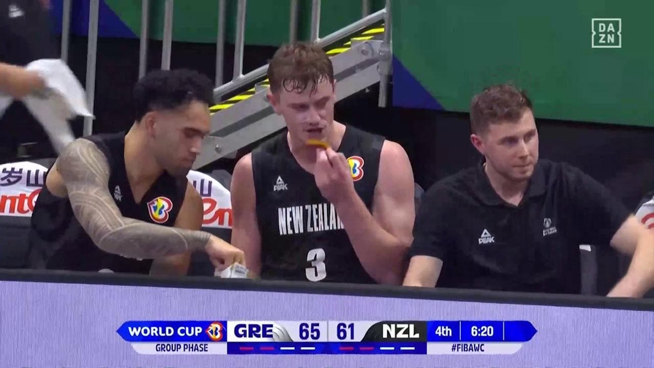 Mondiali di basket, i giocatori della Nuova Zelanda si mettono a mangiare in panchina