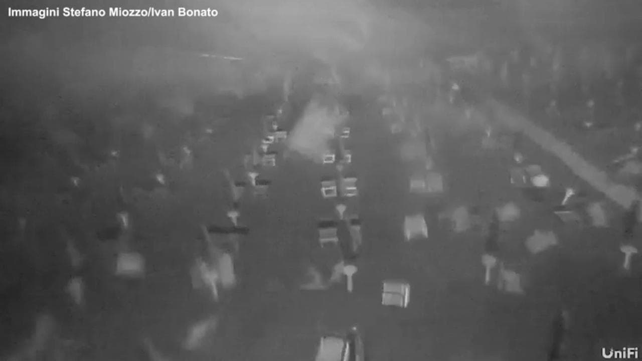 Jesolo, le impressionanti immagini della tromba marina che spazza via sdraio e ombrelloni del lido