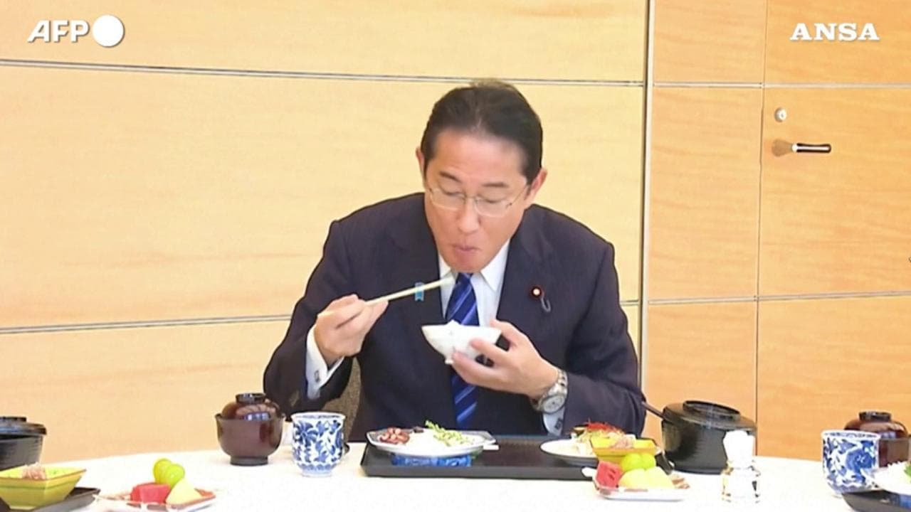 Il premier del Giappone mangia del pesce crudo pescato nell'area di Fukushima: "È molto buono"