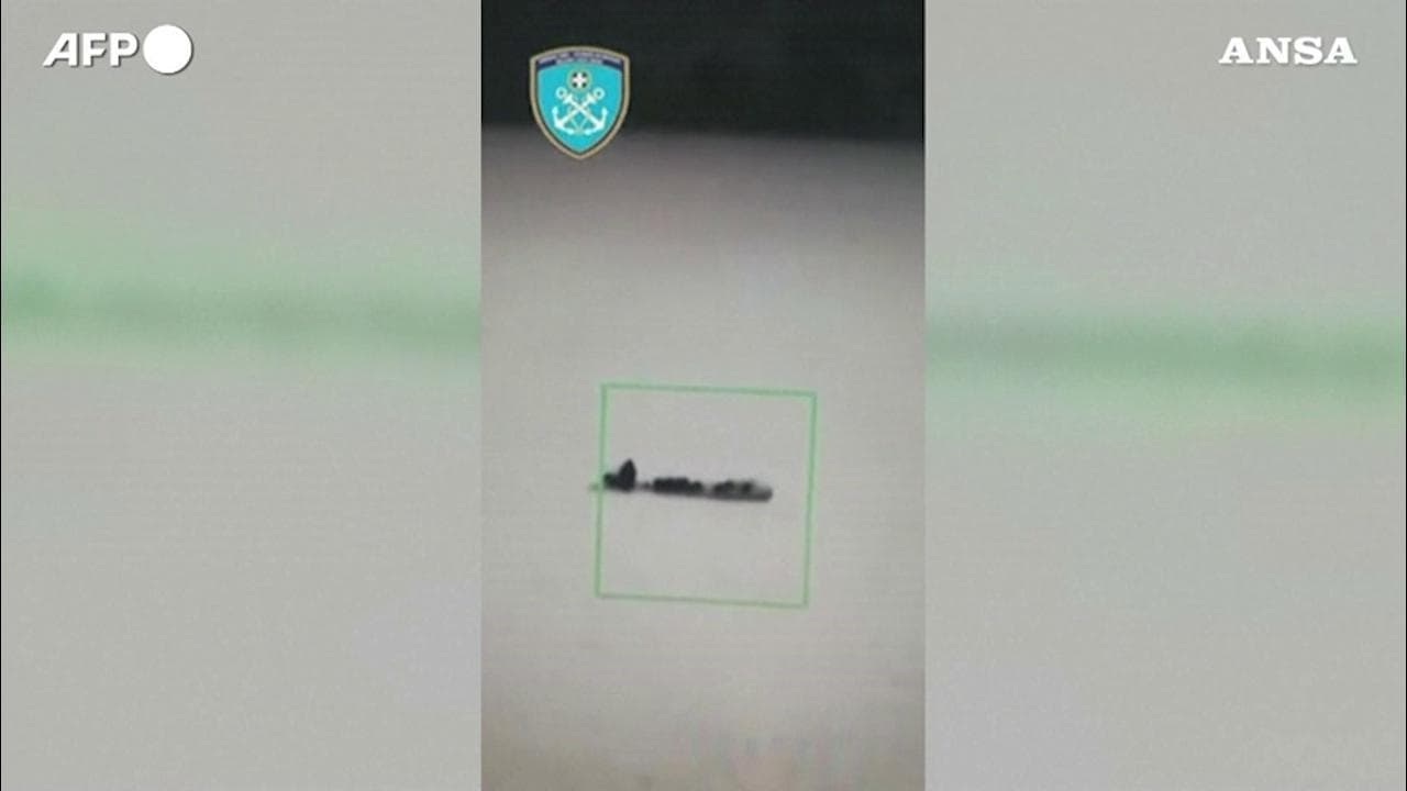 Turchia, un gommone di migranti affonda pochi chilometri dopo la partenza. Le immagini della guardia costiera greca
