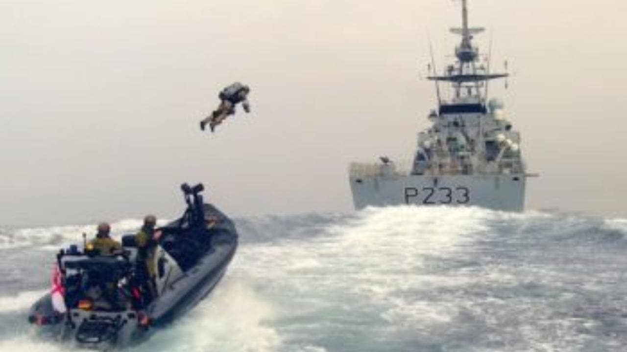 I Royal Marines inglesi entrano nel futuro, vanno all'assalto volando come 'Iron Man' grazie alla tuta Gravity Jet