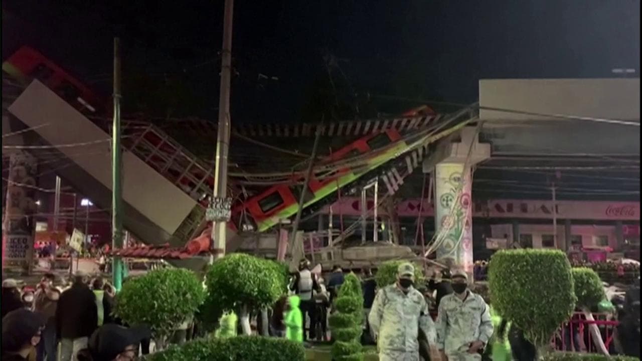 Messico, crolla un ponte al passaggio della metropolitana