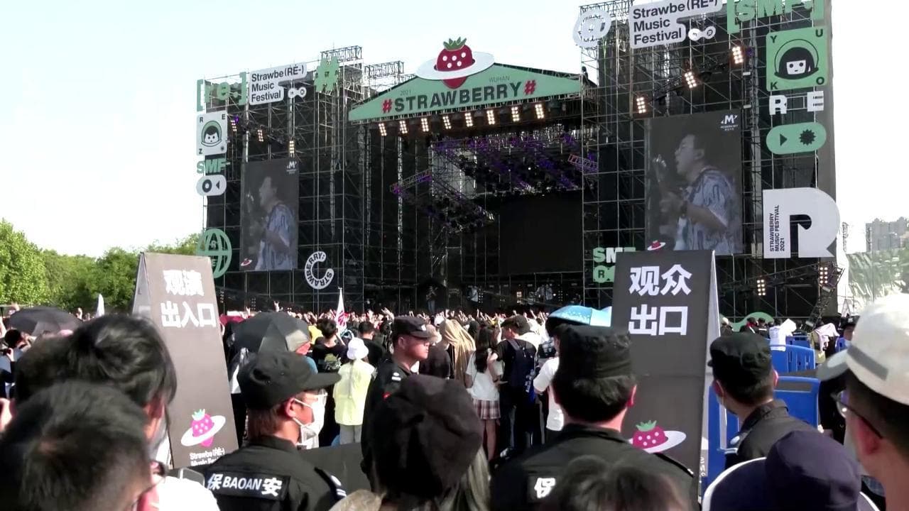Coronavirus, a Wuhan torna la musica: 11mila persone ballano senza distanziamento né mascherine