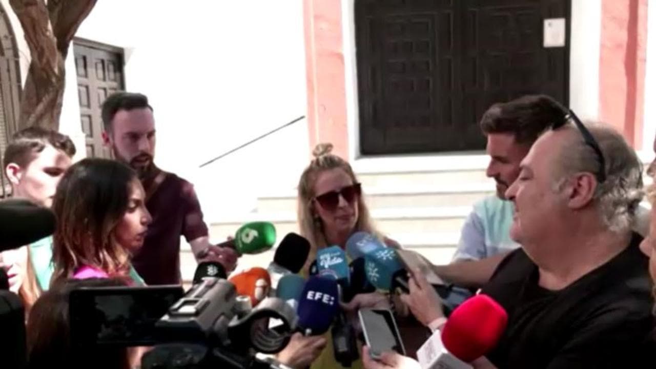Rubiales, la madre in sciopero della fame in chiesa. La cugina lo difende: "È un linciaggio, Luis non è così"