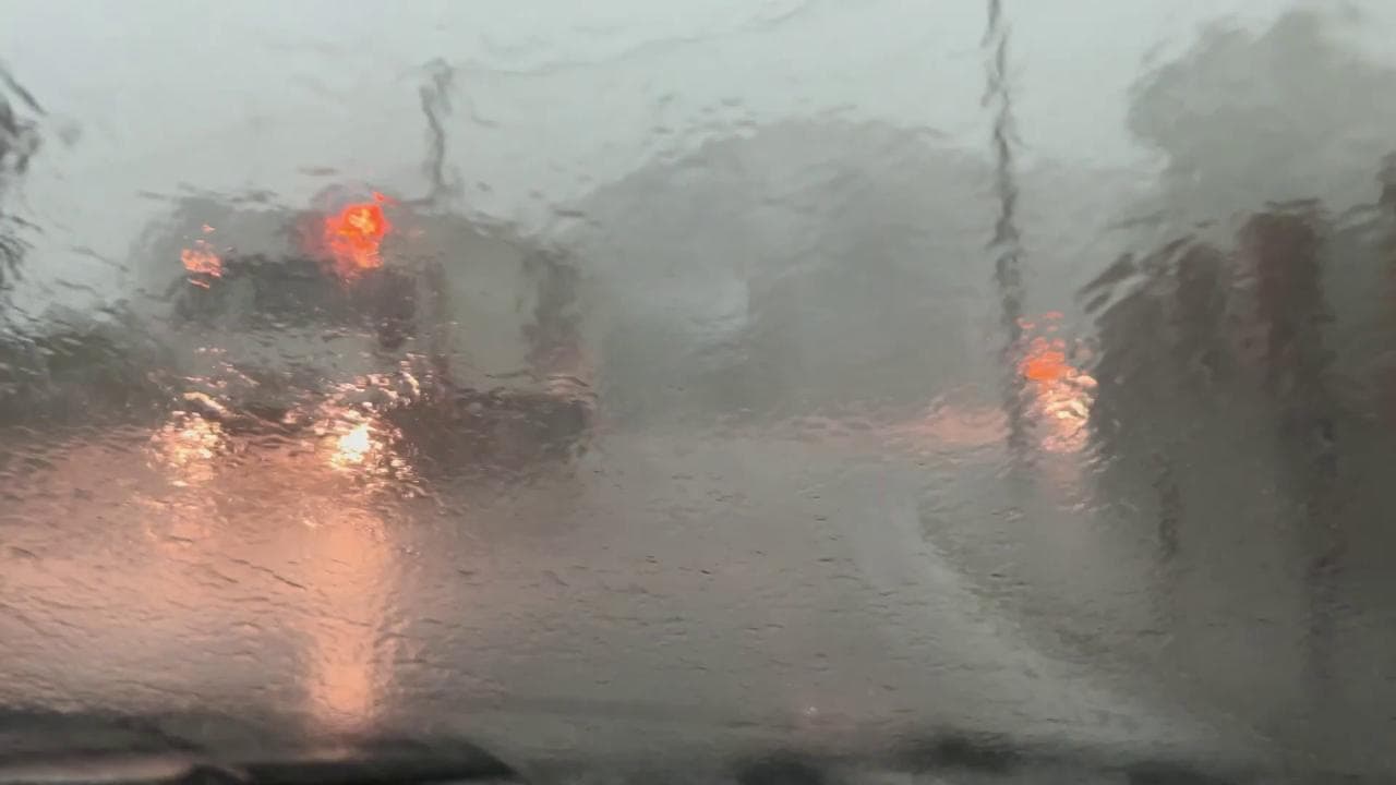 In macchina tra le strade di Trieste: il nubifragio si abbatte sulla città