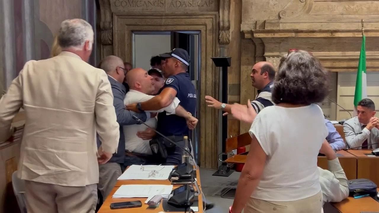 Il sindaco di Terni Bandecchi contro l'opposizione: "Smettila o ti volano via i denti dalla bocca"