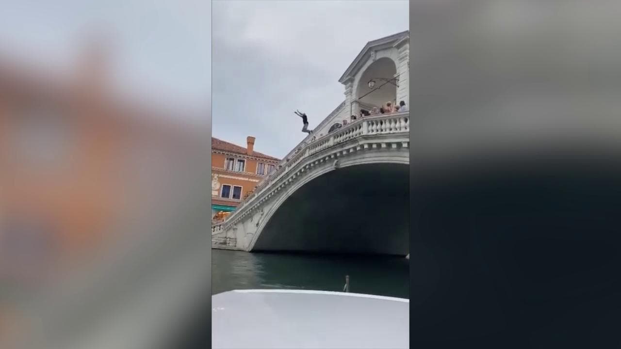 Venezia, si tuffa dal Ponte di Rialto tra gli applausi: il folle gesto che in passato ha provocato vittime