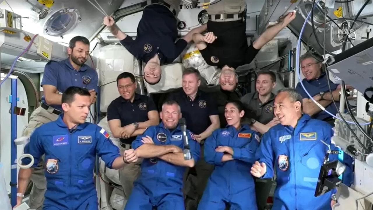 Spazio, arrivano i nuovi astronauti a bordo dell'Iss. E si passano il microfono facendolo fluttuare