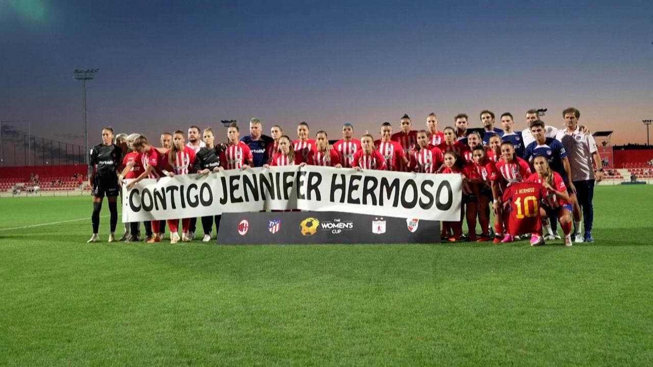 Striscione di solidarietà a Jennifer Hermoso prima della finale di Women's Cup, la calciatrice applaude dagli spalti