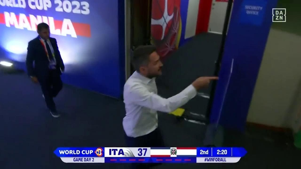 Mondiali di basket, il ct azzurro Pozzecco, espulso, diventa una furia nel tunnel degli spogliatoi