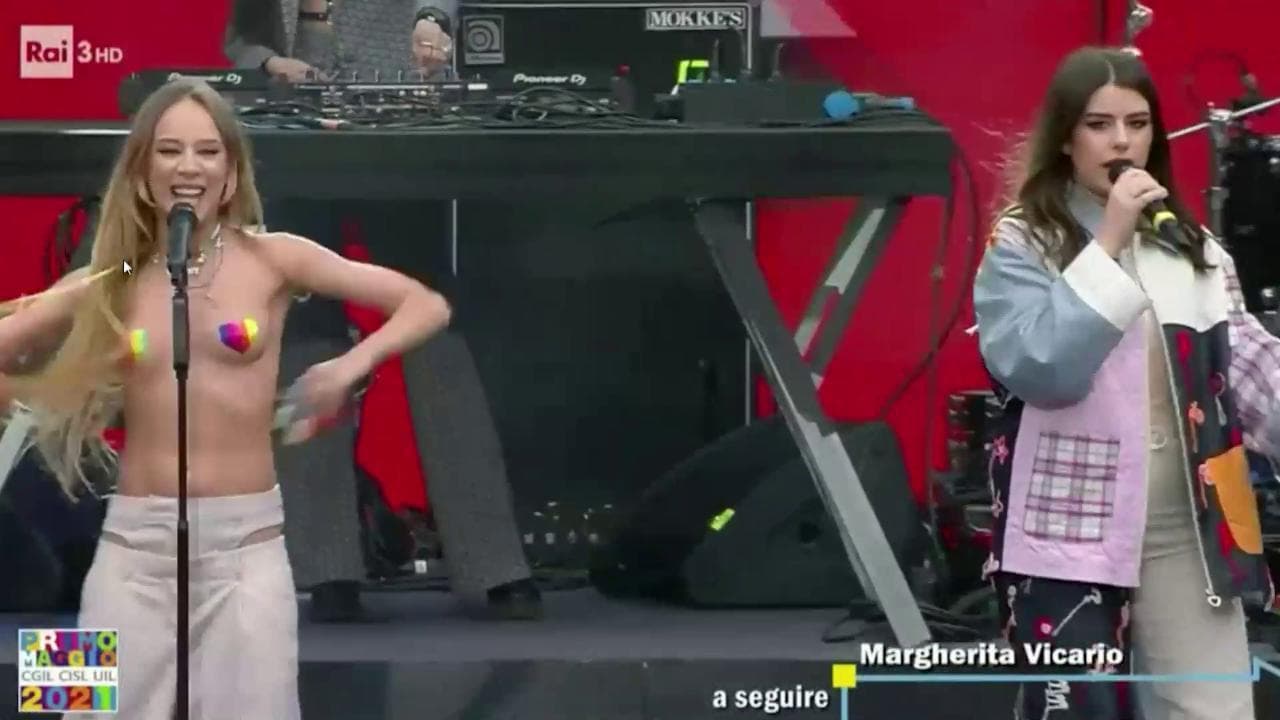Concertone del Primo Maggio, Chadia Rodriguez si mette in topless sul palco: "Libera l'amore"