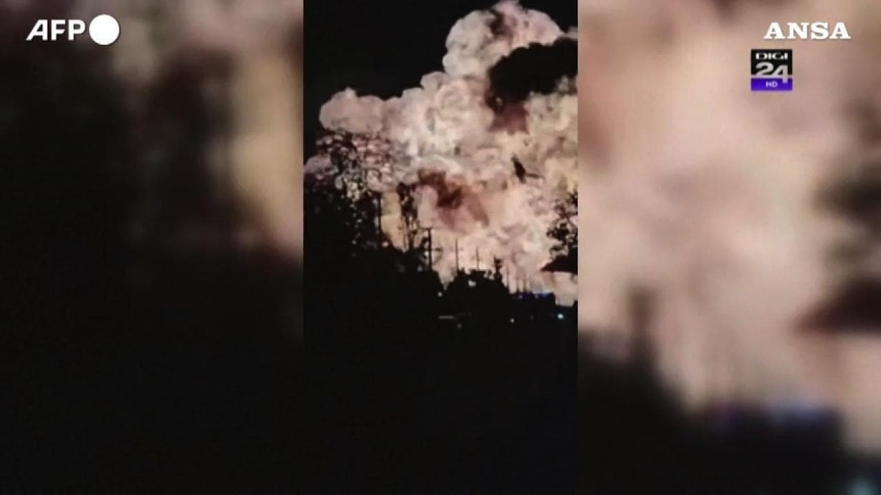 Romania, il momento delle esplosioni in un deposito di bombole di gas