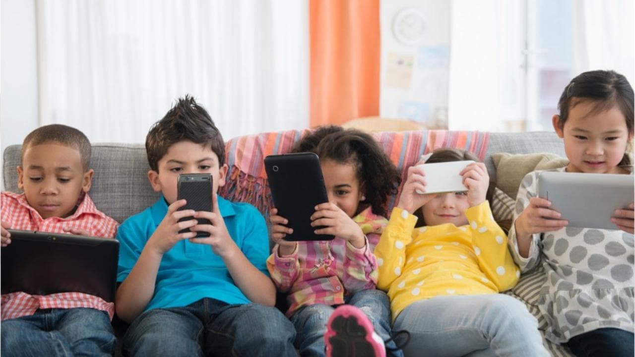 La proposta di legge contro i cellulari ai minori di 12 anni. L'esperto: "Limiti ok, no alle multe"