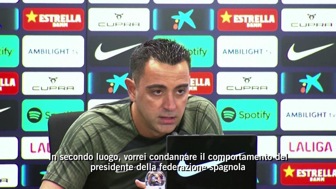 Calcio, anche Xavi si schiera con Hermoso dopo il bacio: "Comportamento di Rubiales inaccettabile"