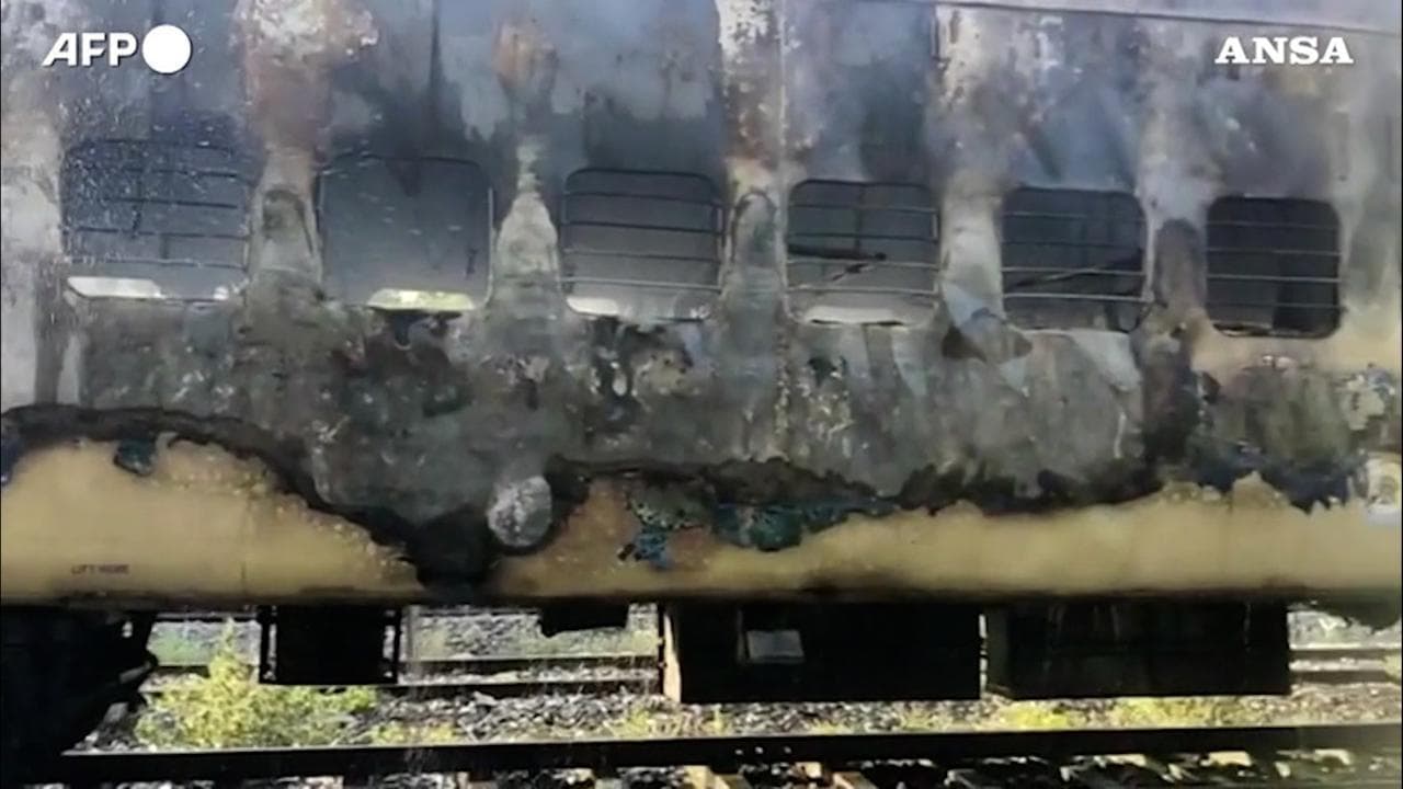 India, un vagone ferroviario a fuoco per lo scoppio di una bombola di gas. Le immagini dei soccorsi