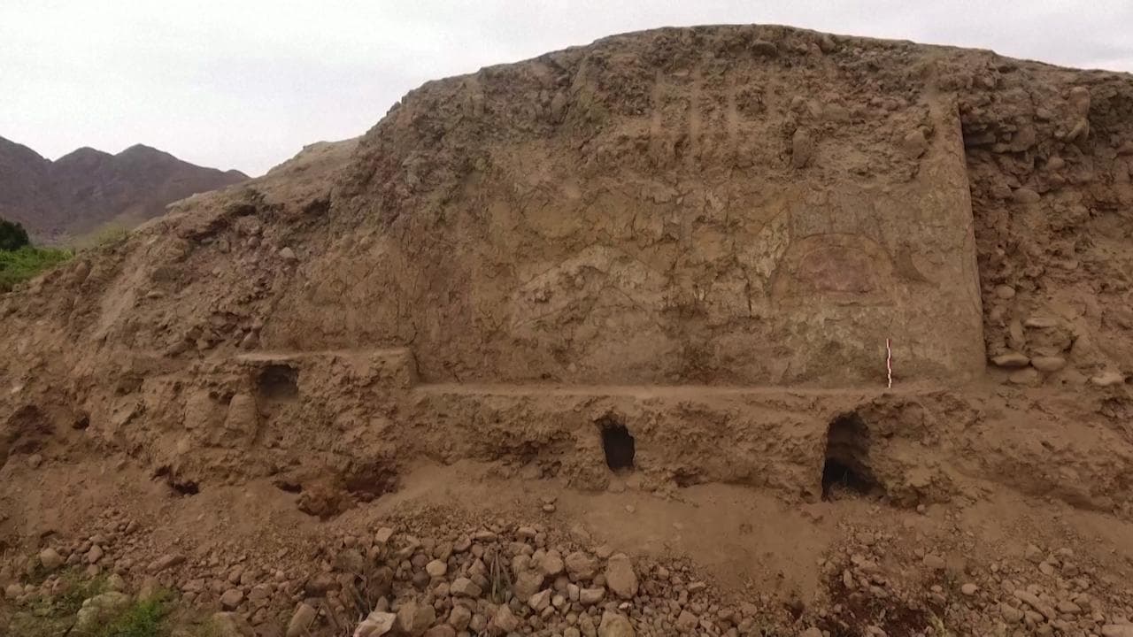 Nel nord del Perù archeologi al lavoro su un muro policromo: avrebbe più di 4 mila anni