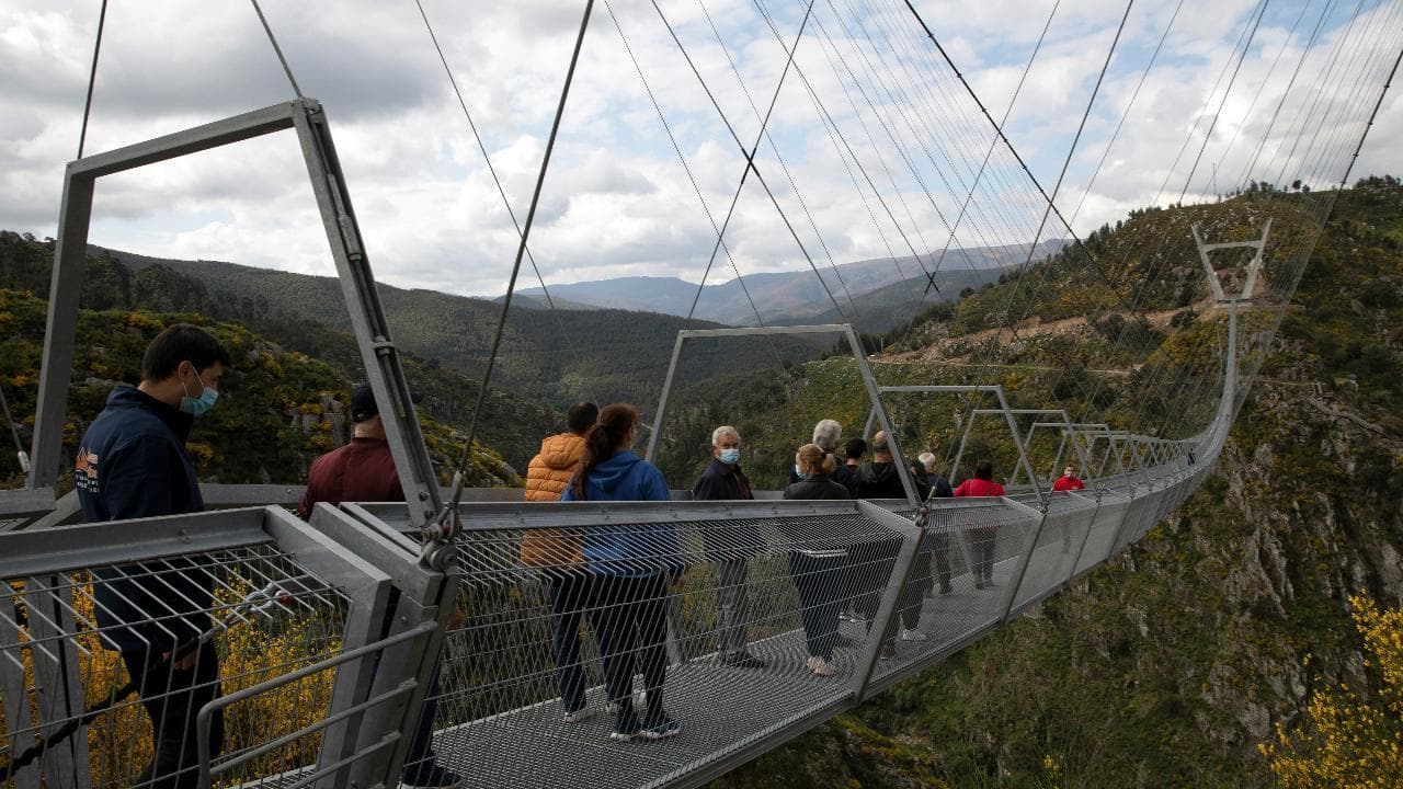 Portogallo, una passeggiata nel vuoto: inaugurato il ponte sospeso pedonale più lungo del mondo
