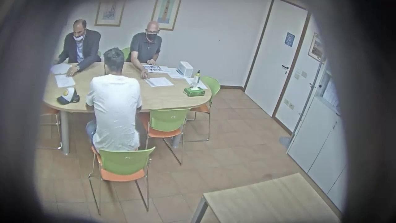 Caso Suarez, il video dell'esame farsa registrato con la telecamera nascosta - integrale