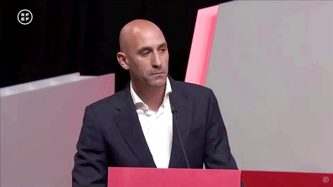 Bacio a Hermoso, il presidente della federazione spagnola Rubiales ci ripensa: "Non mi dimetto"