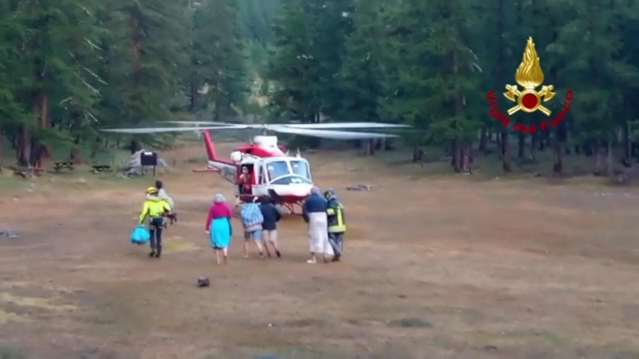 Frane in Val di Susa, turisti bloccati: l'intervento dell'elicottero dei vigili del fuoco