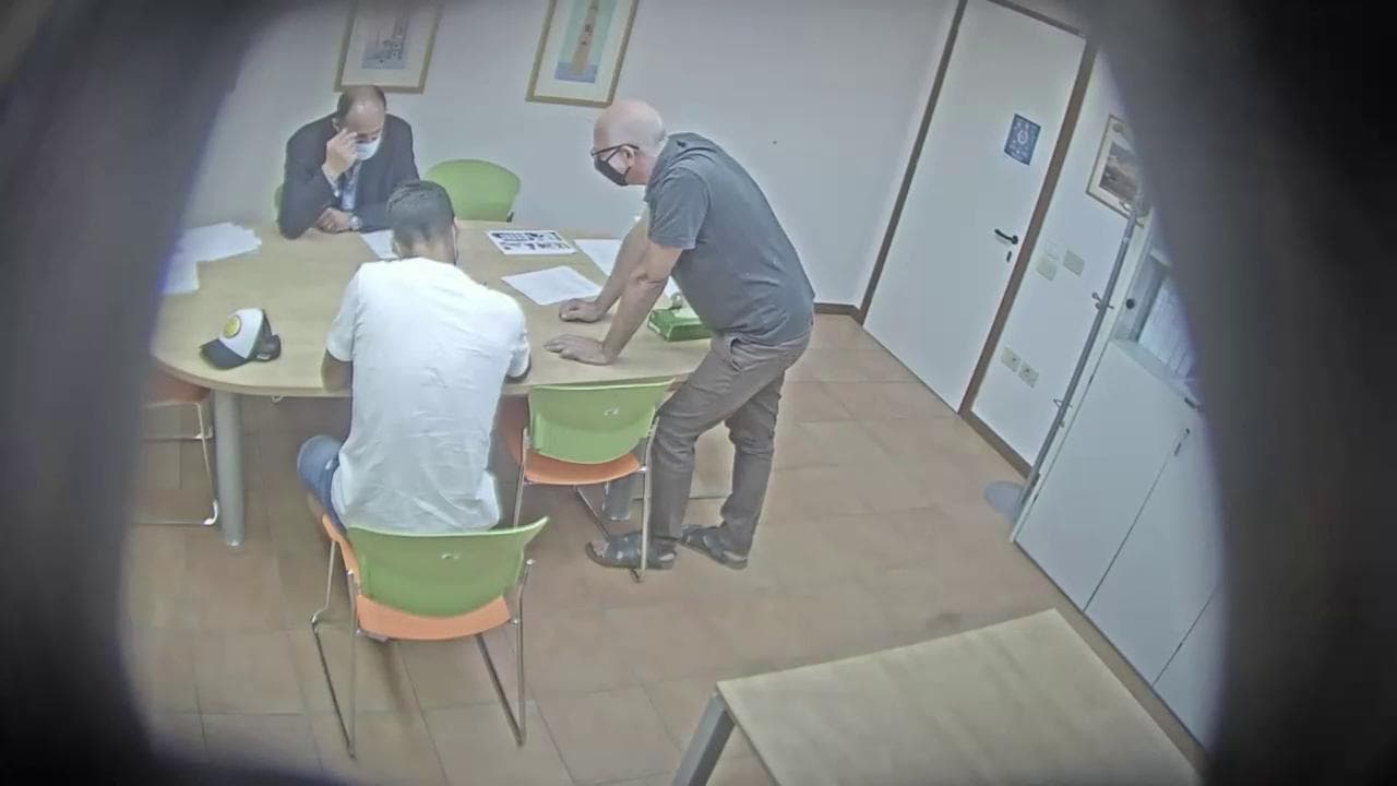 Caso Suarez, ecco il video dell'"esame farsa": "Bambino porta cocomella"