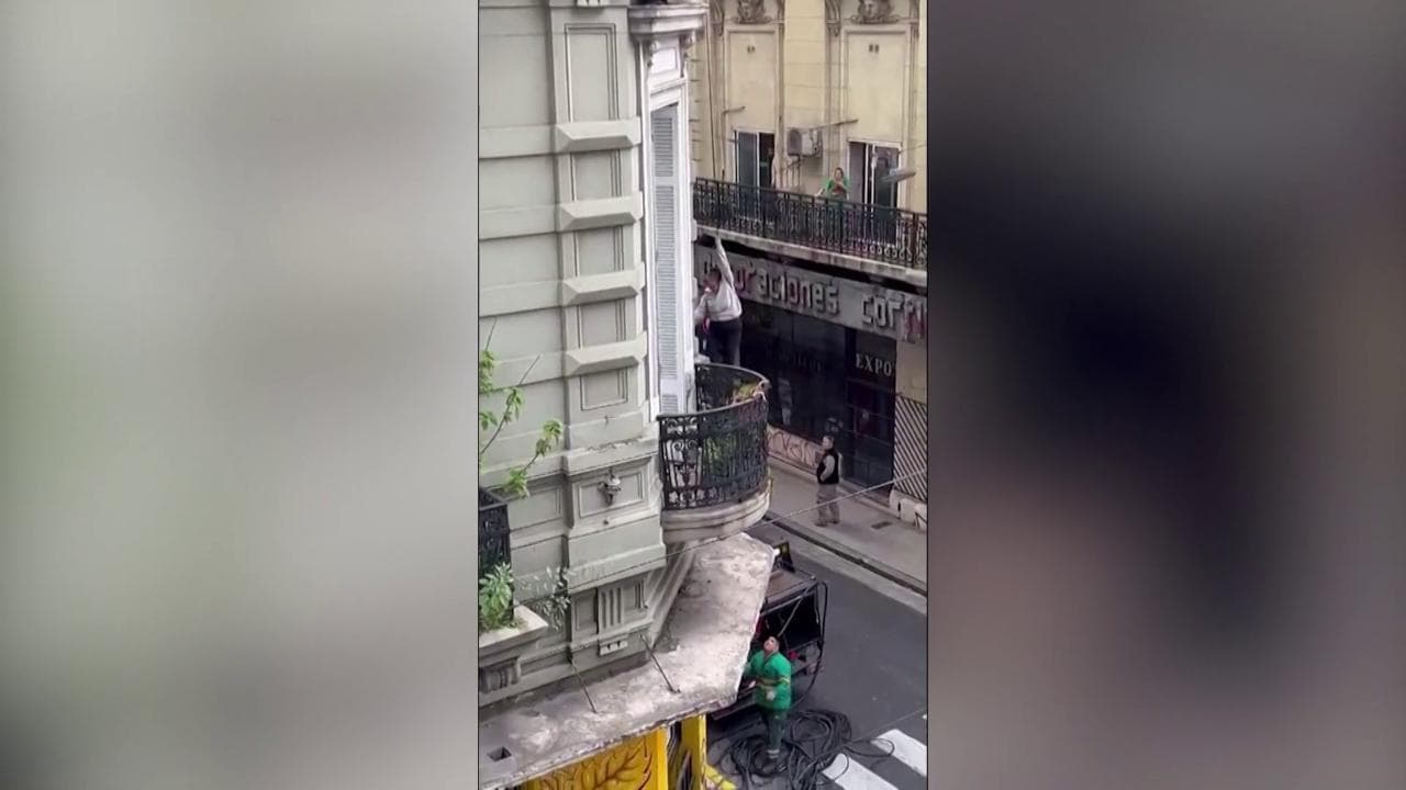 Argentina, donna sfugge a un incendio aggrappandosi a un cavo