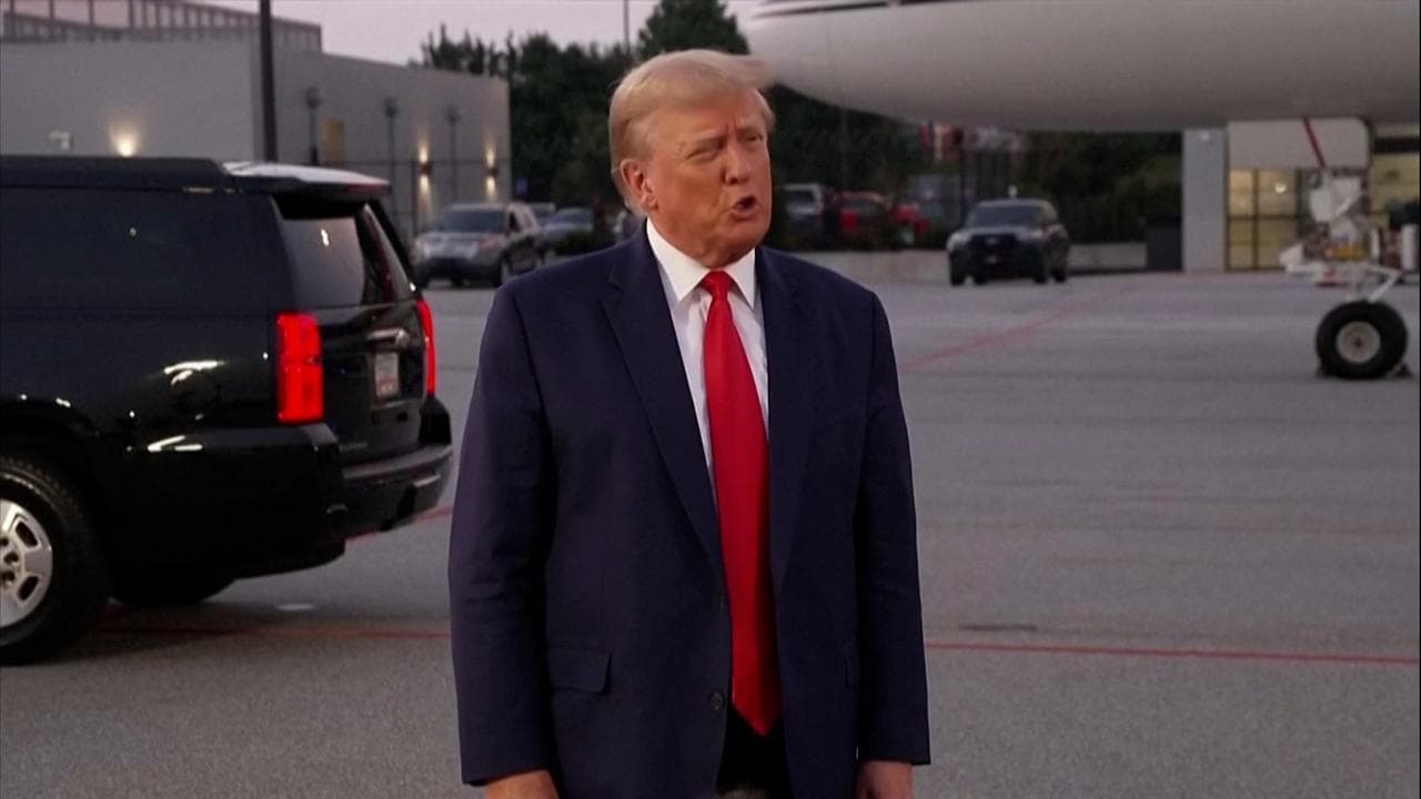Trump alla carica dopo l'arresto: "È una parodia della giustizia, le elezioni sono state rubate"